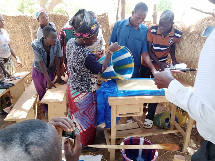 Formation en savonnerie dans la commune de Pissila.AJLD-RCN  oeuvre dans Ablphabetistion et accompagne les jeunes et les femmes dans AGR.